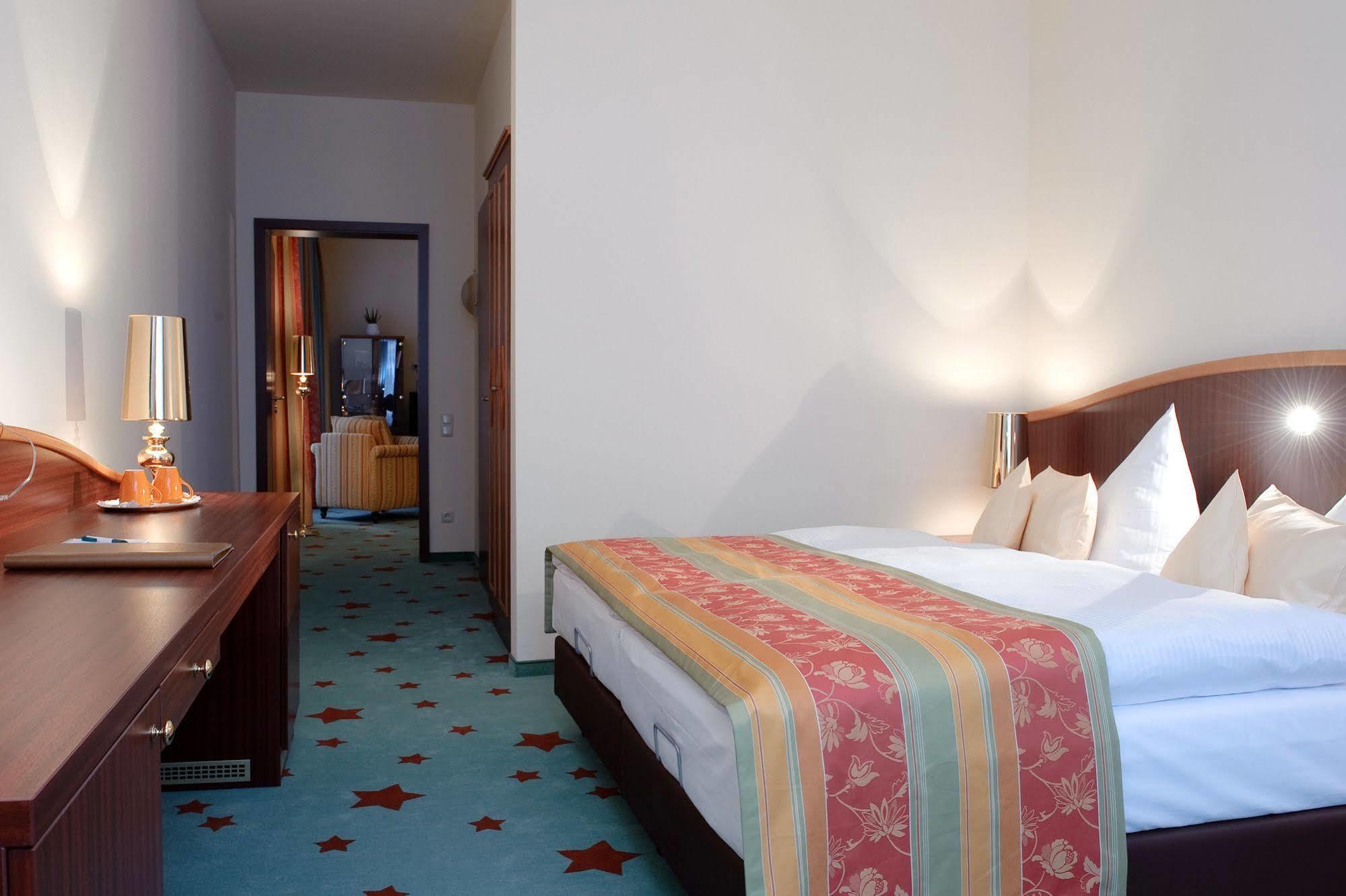 Stadthotel Stern Висмар Экстерьер фото