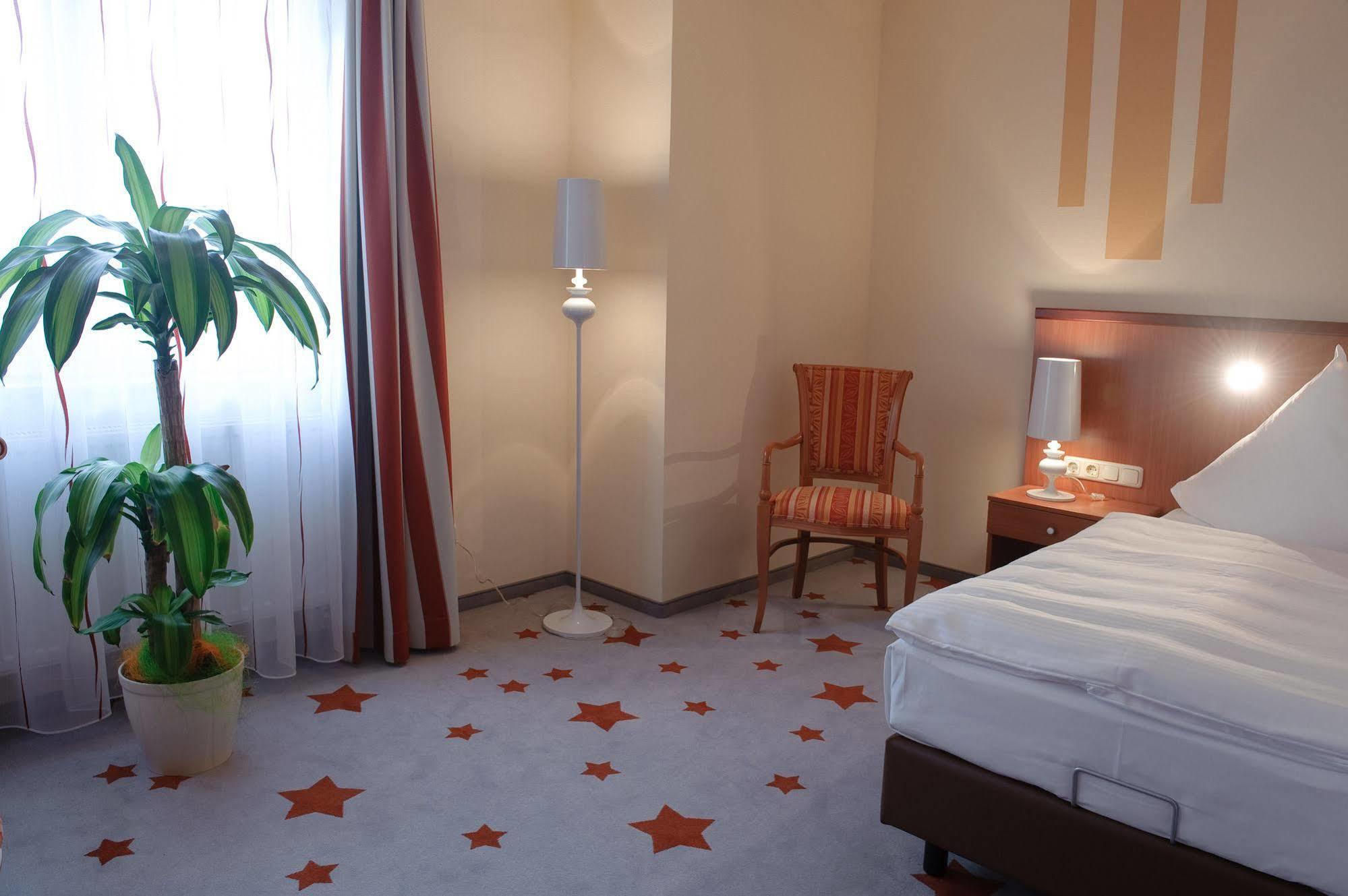 Stadthotel Stern Висмар Экстерьер фото