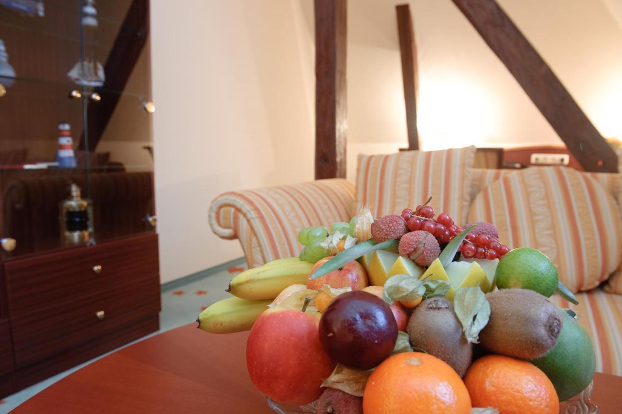 Stadthotel Stern Висмар Экстерьер фото